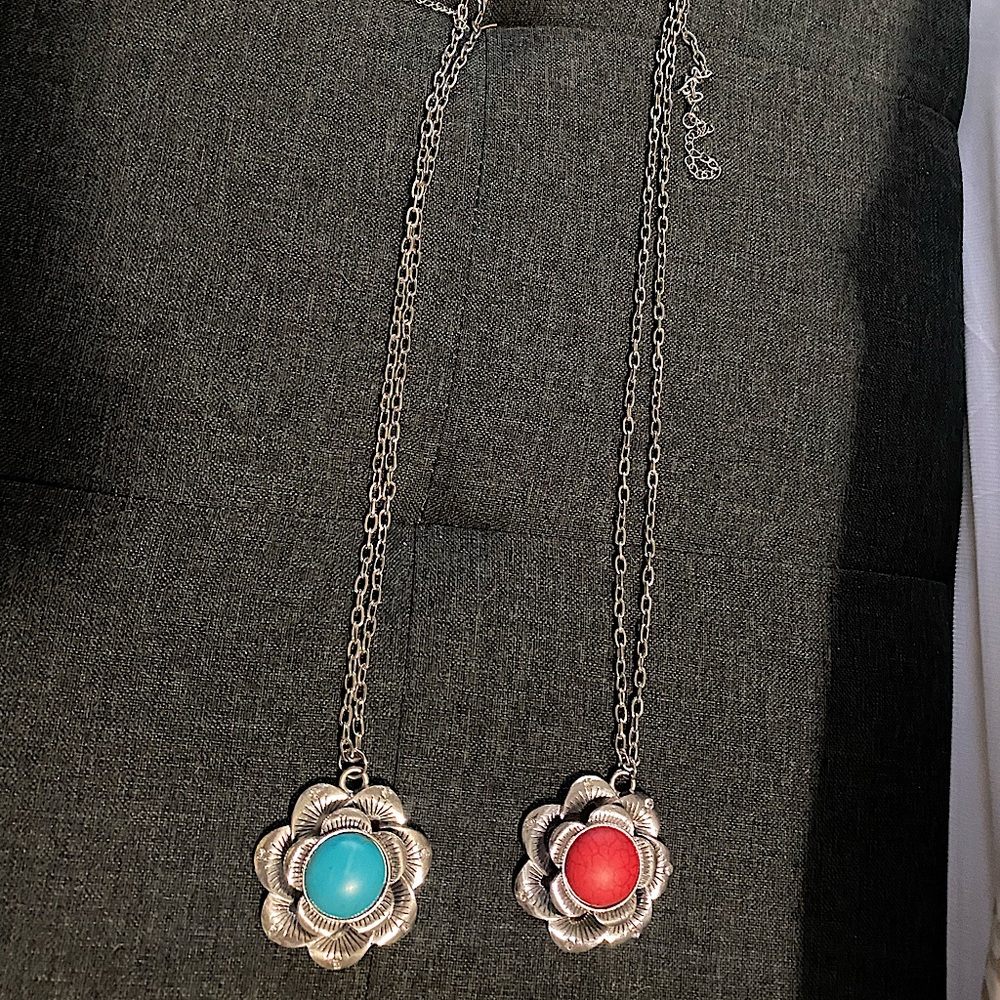 2 flower pendent necklaces